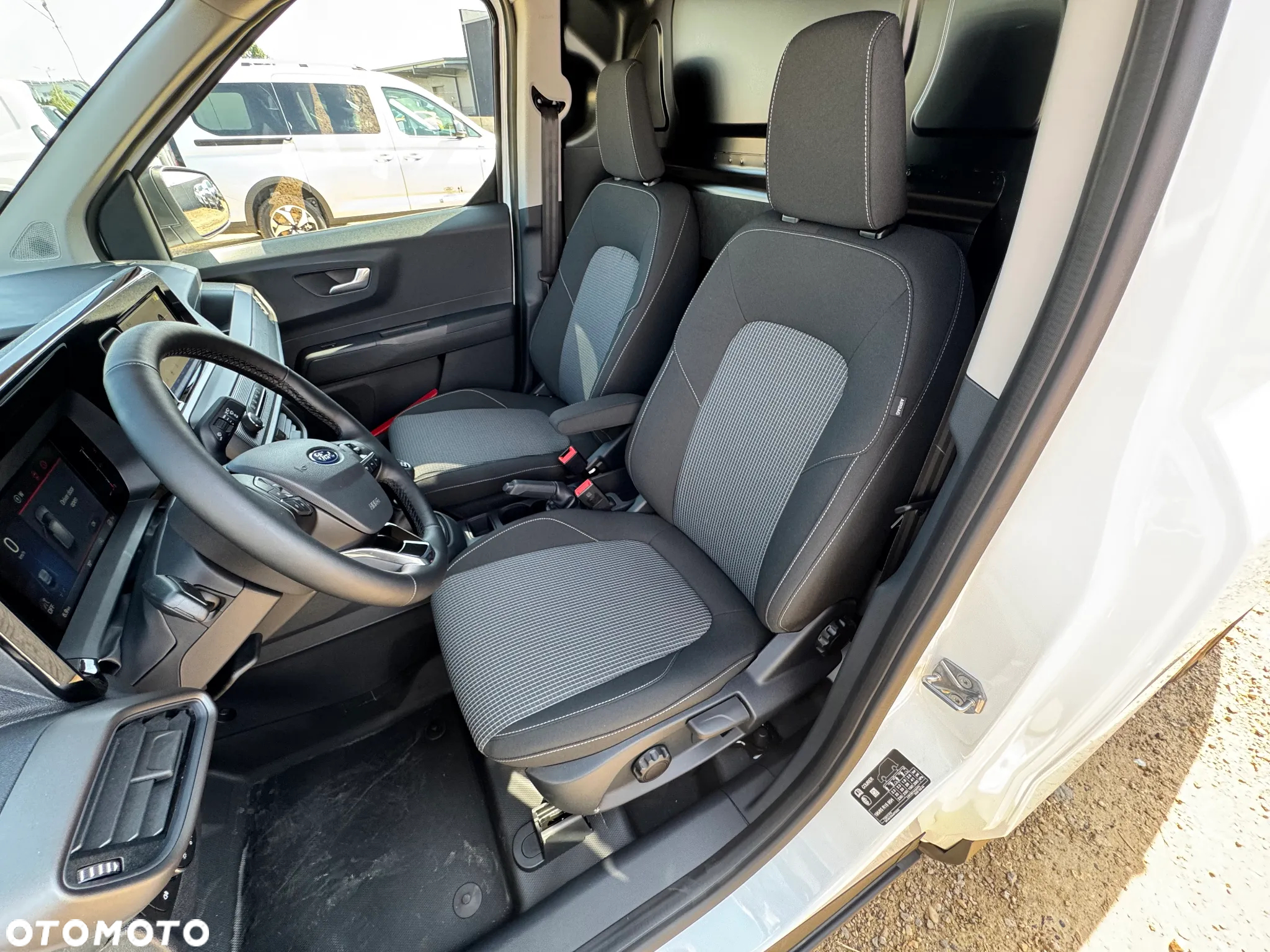 Ford Transit Courier - 16