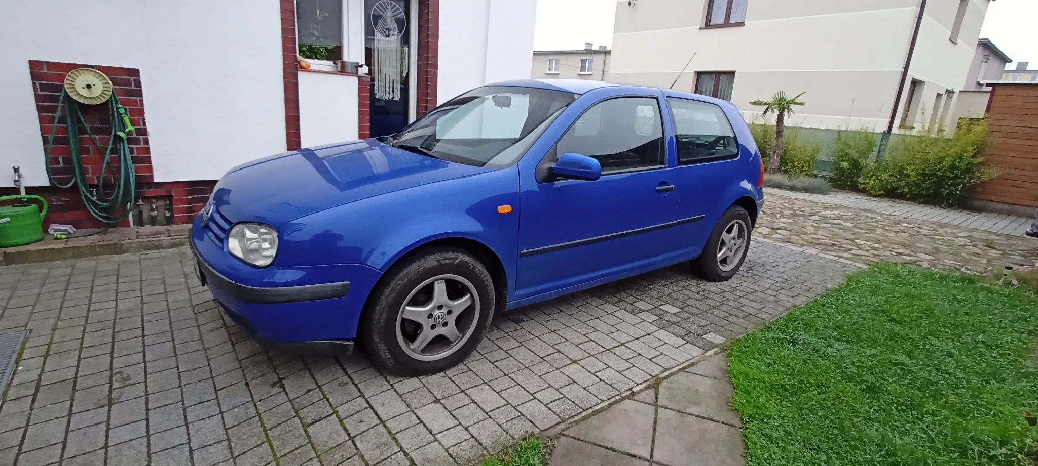 Volkswagen Golf - 1