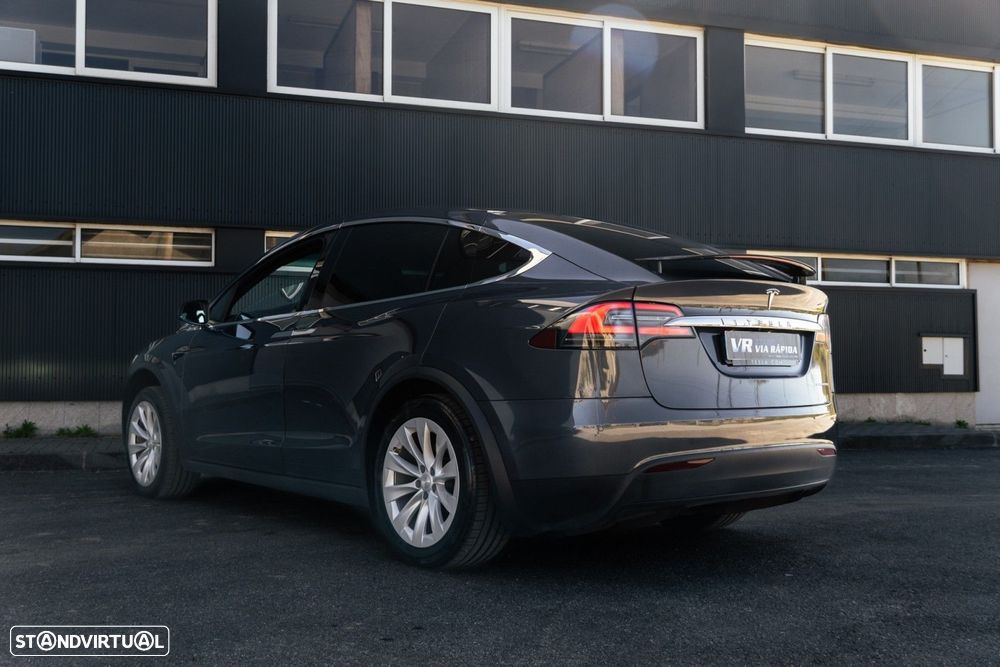 Tesla Model X - 7