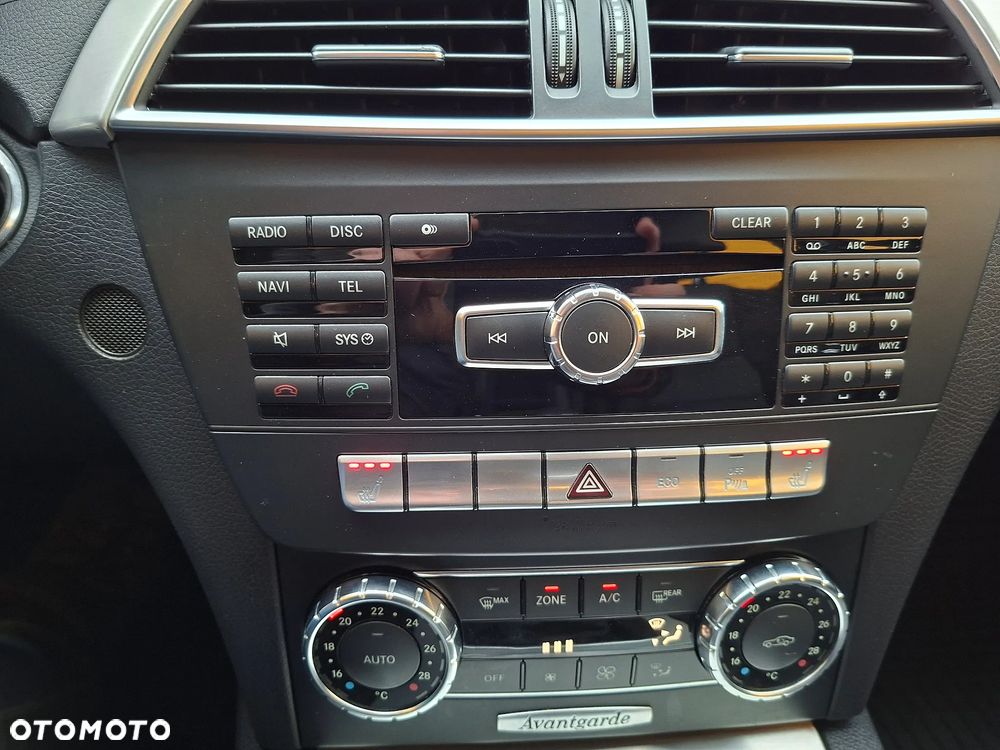 Mercedes-Benz Klasa C 180 CGI BlueEFFICIENCY Avantgarde - 30