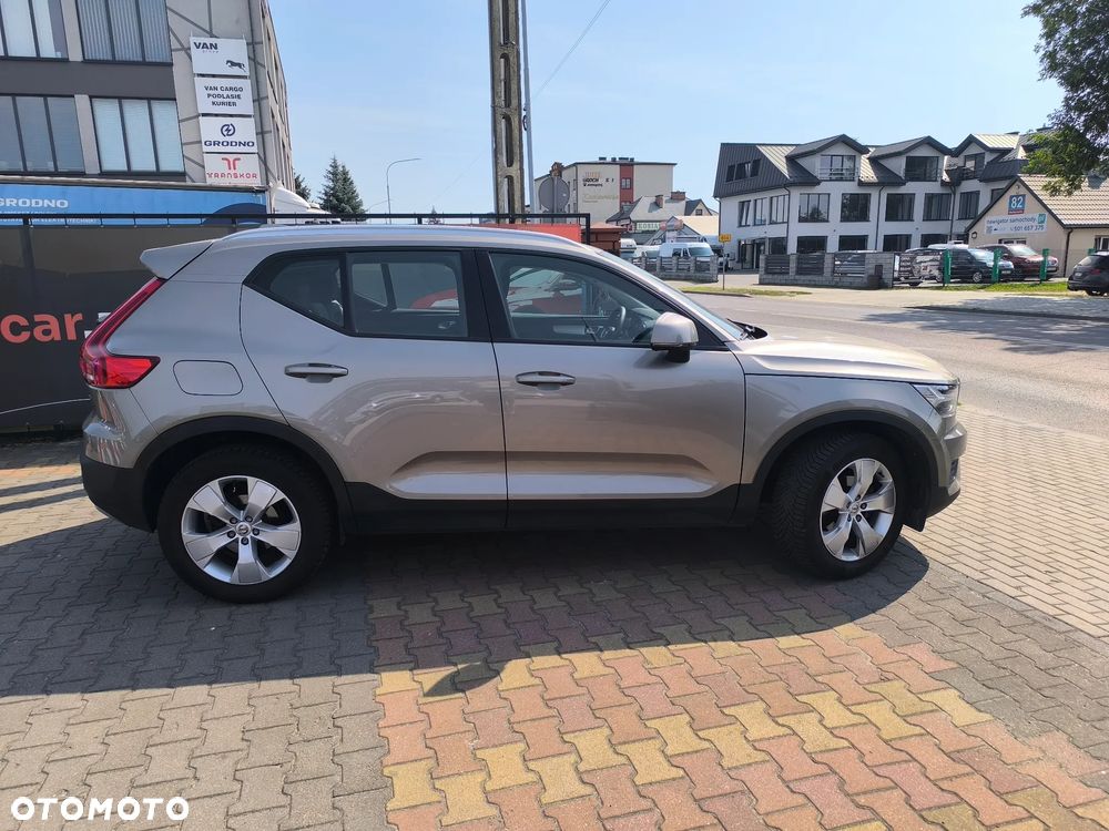 Volvo XC 40 T3 Momentum Pro - 2