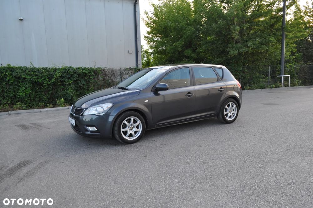 Kia Ceed - 10