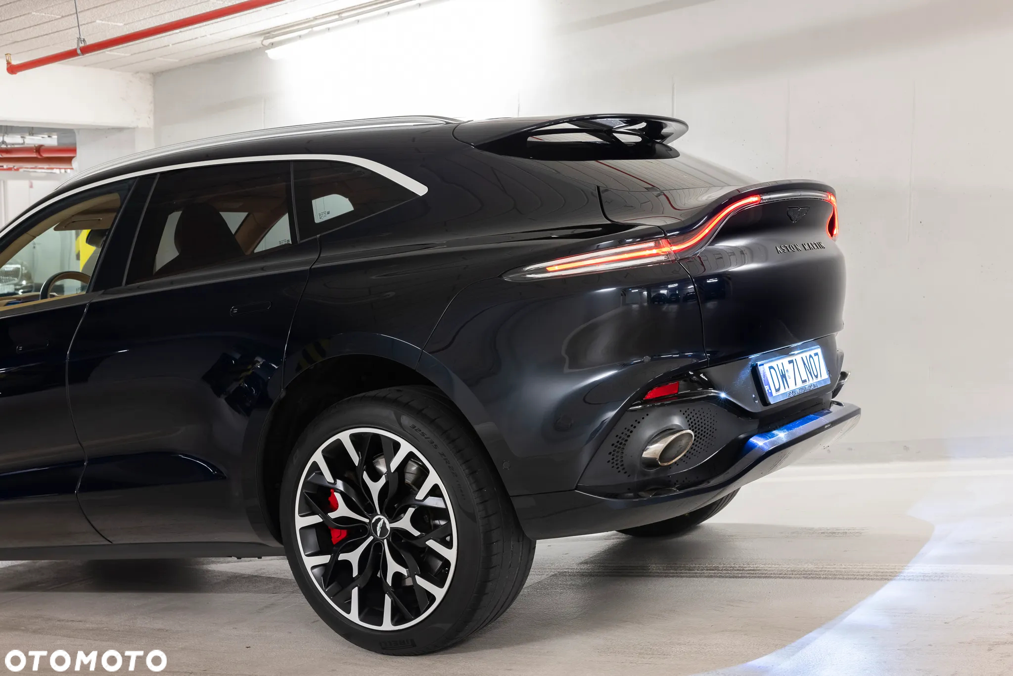 Aston Martin DBX - 3
