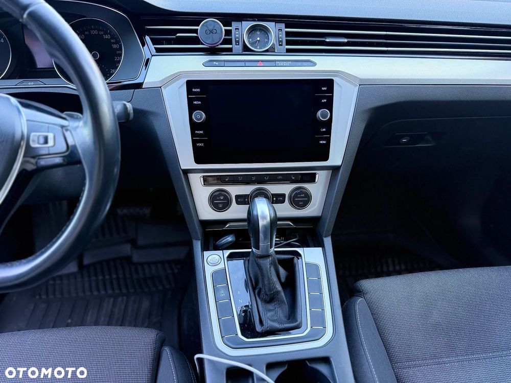 Volkswagen Passat - 11