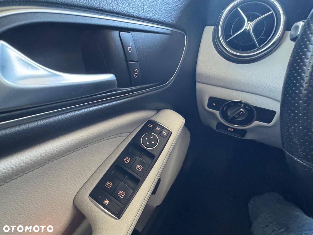 Mercedes-Benz CLA 200 7G-DCT AMG Line - 34