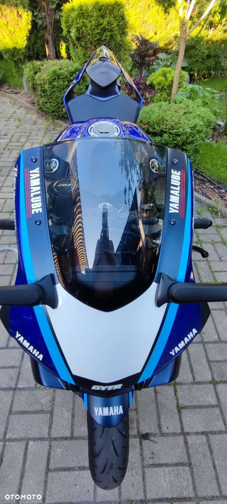 Yamaha R1 - 11