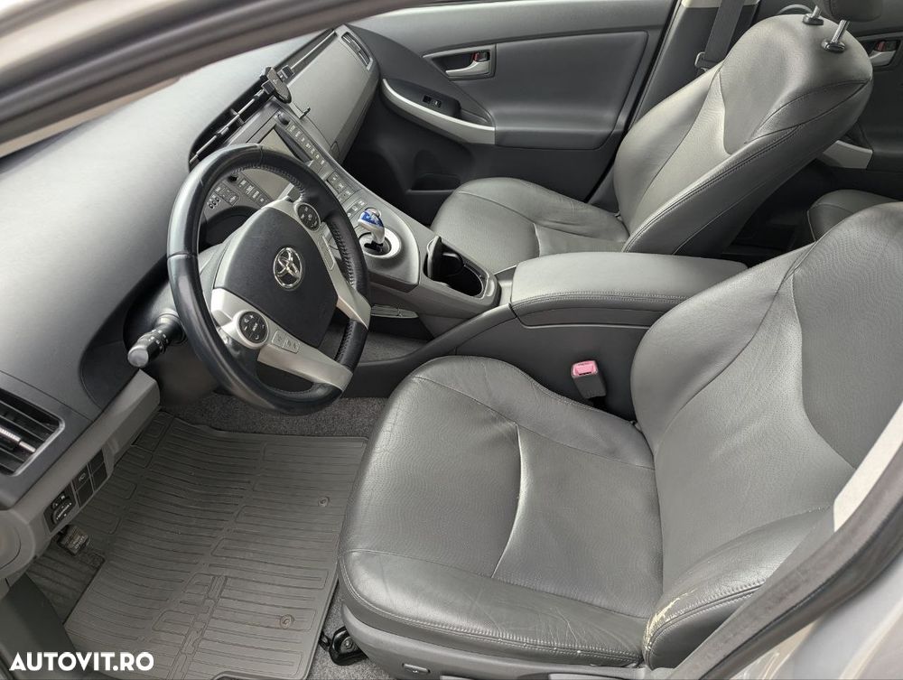 Toyota Prius (Hybrid) Executive - 7