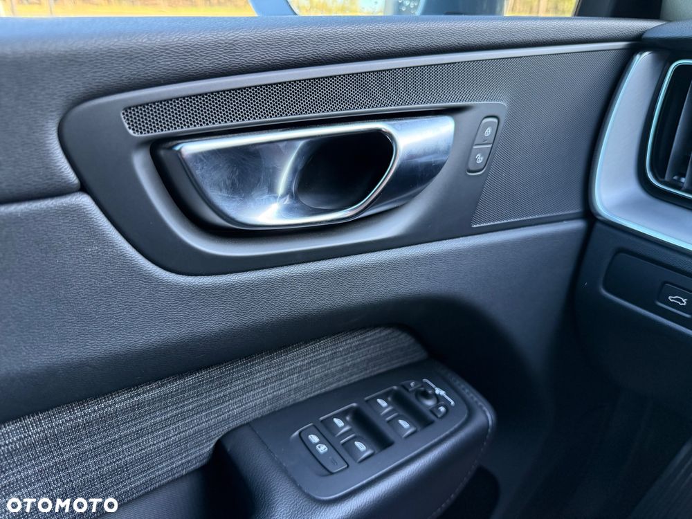 Volvo XC 60 B4 D AWD Plus Dark - 21