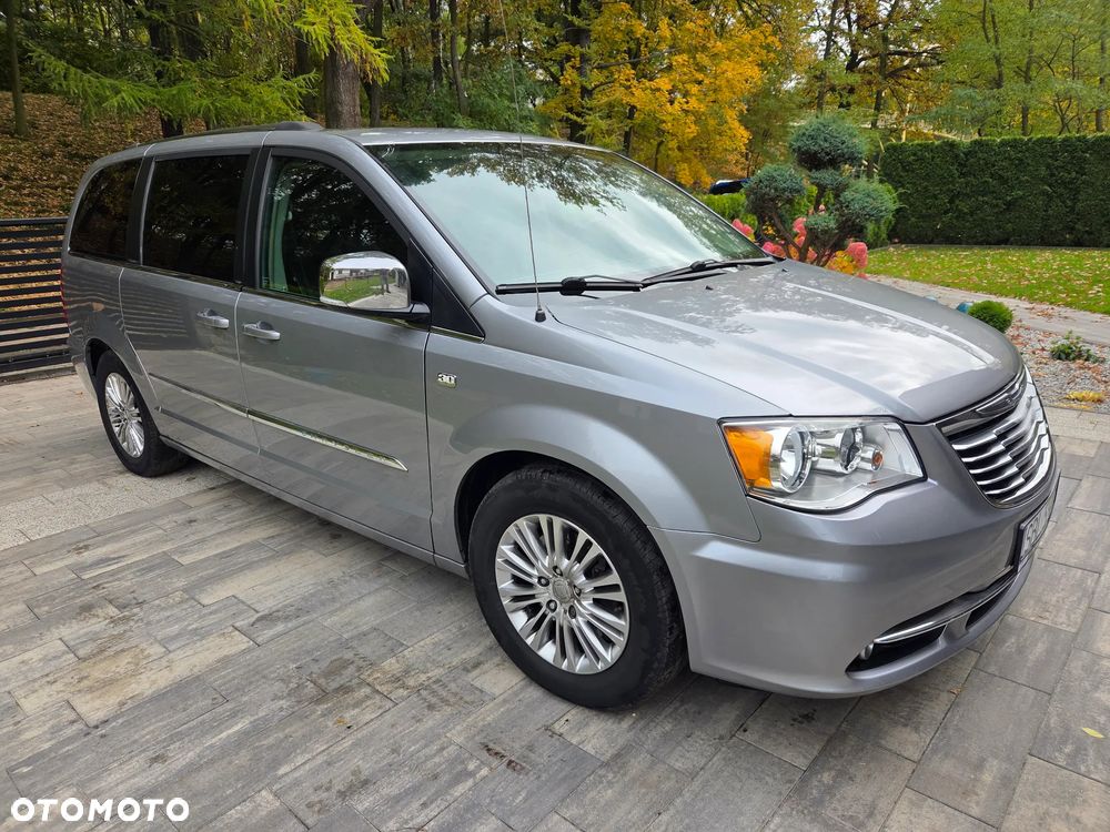 Chrysler Town & Country - 4