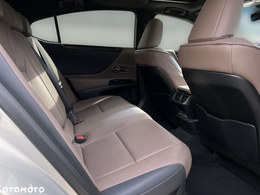 Lexus ES 300h Business Edition - 16