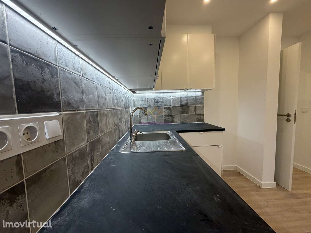 Excelente T1 totalmente remodelado em Porto Salvo – Oeiras - Grande imagem: 5/29