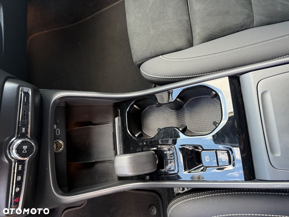 Volvo XC 40 B3 Plus Dark - 33