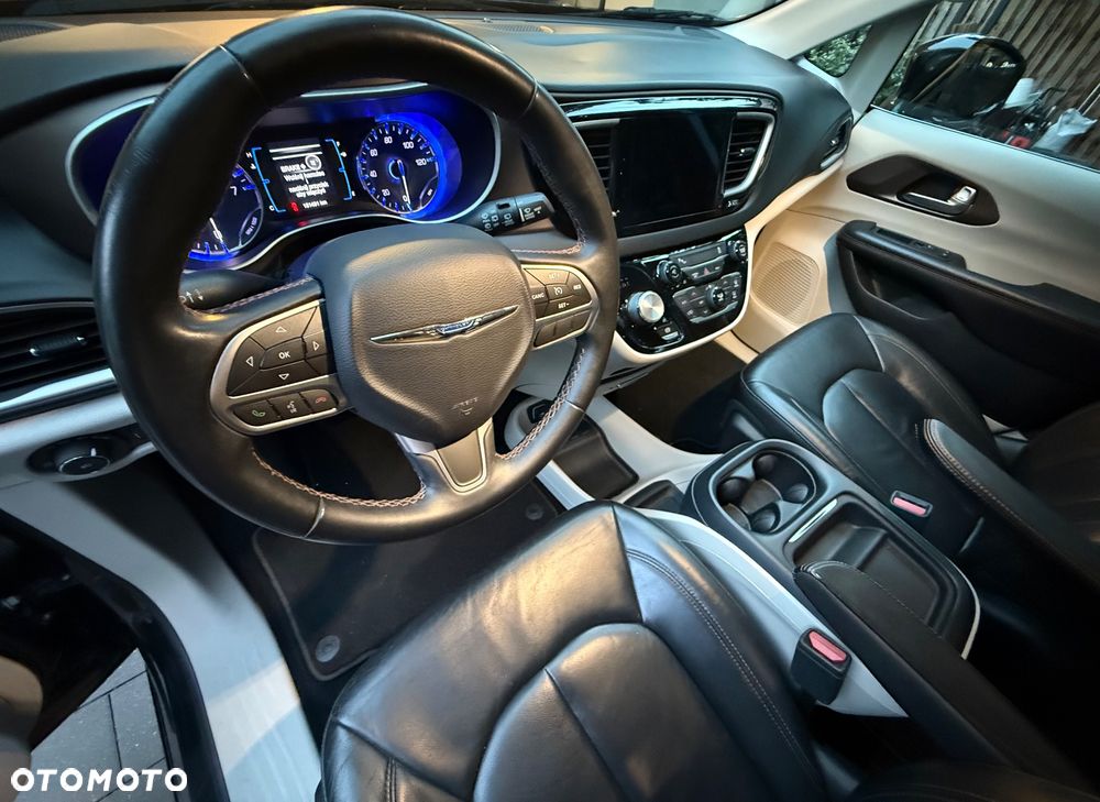 Chrysler Pacifica - 2