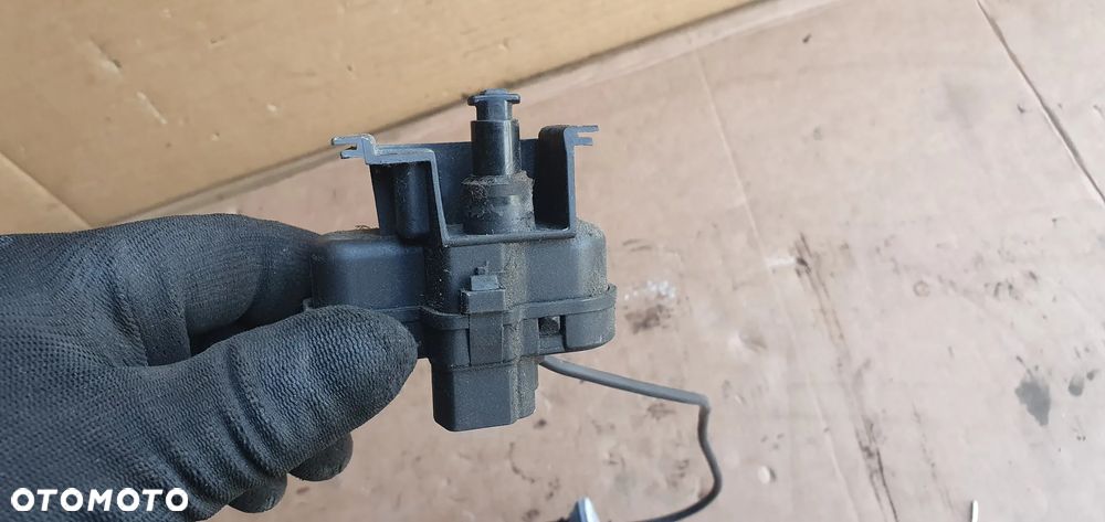 Siłownik silniczek klapki wlewu paliwa VW Tiguan I Lift 5N0810773E - 5