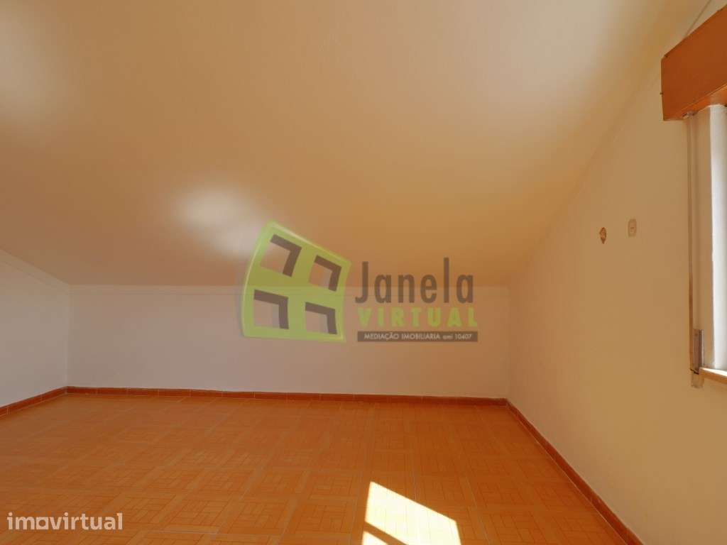 Moradia Bi-Familiar Duplex para Remodelar | Quinta do Conde - Grande imagem: 2/19