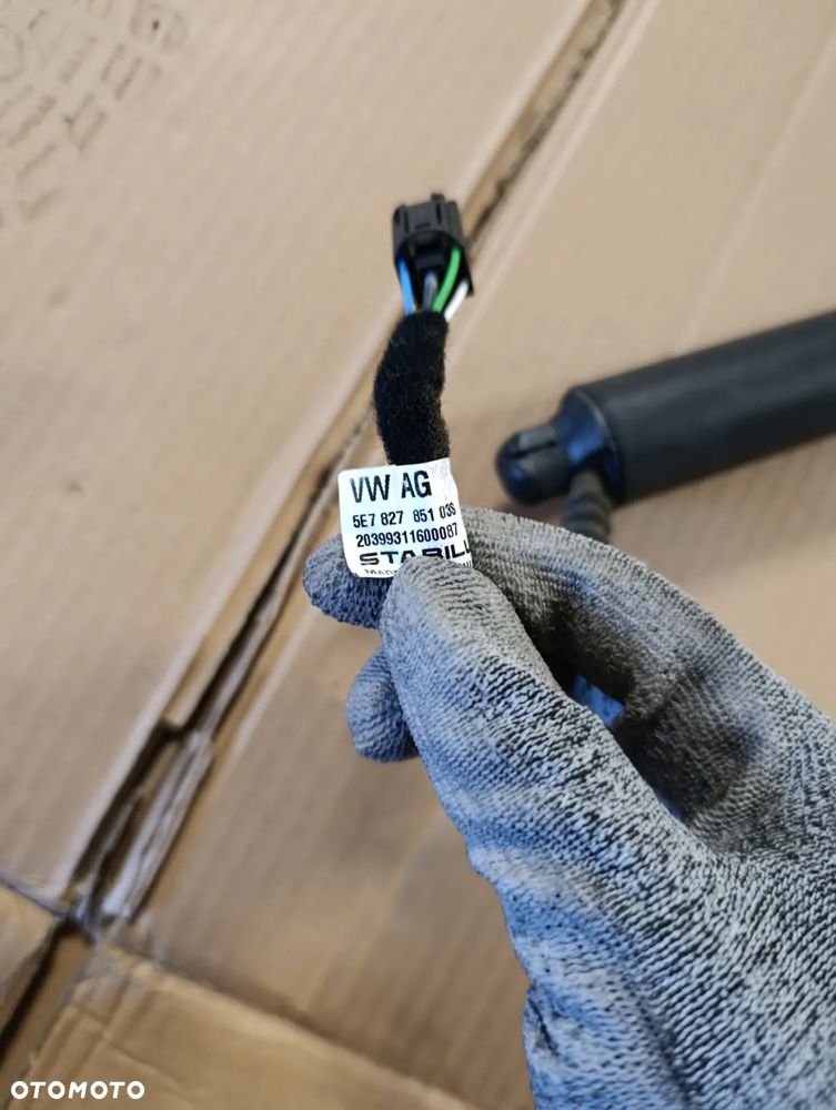 SKODA OCTAVIA IV 4 SIŁOWNIK KLAPY BAGAŻNIKA LEWY 5E7827851 - 4