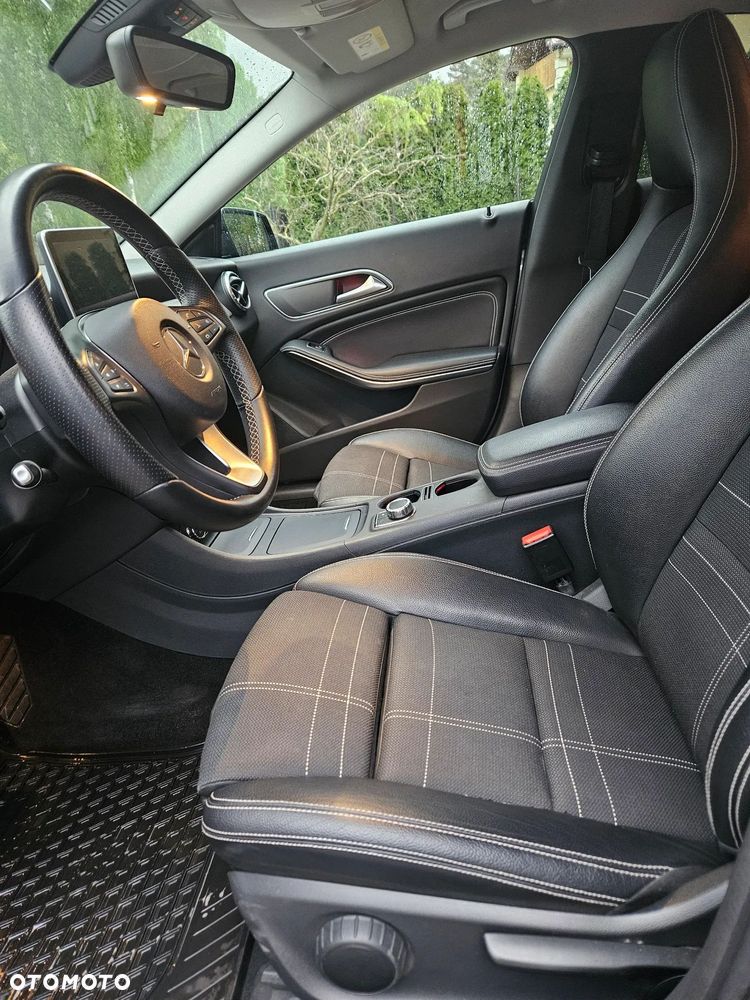Mercedes-Benz CLA 200 7G-DCT Urban - 20