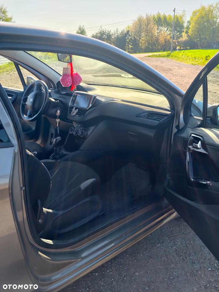 Peugeot 208 - 14