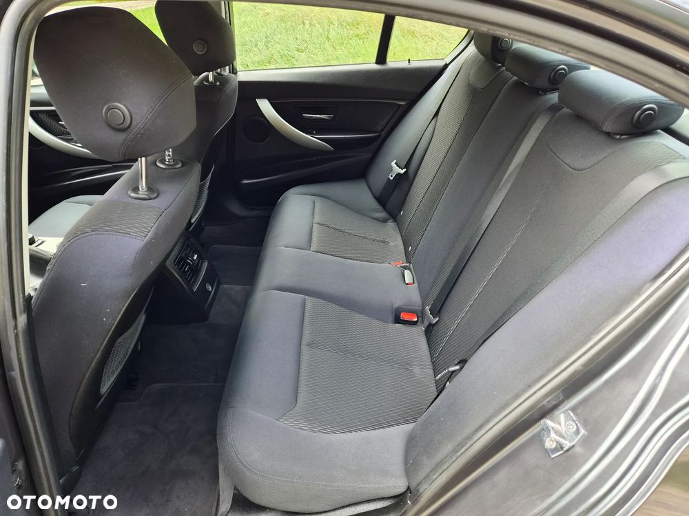 BMW Seria 3 320i - 25