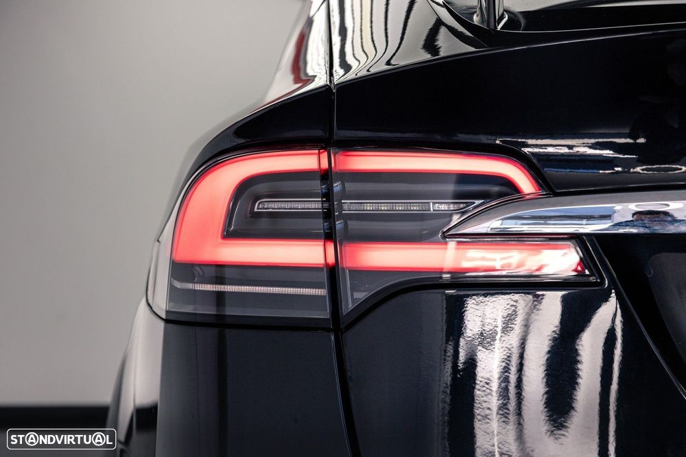 Tesla Model X - 10