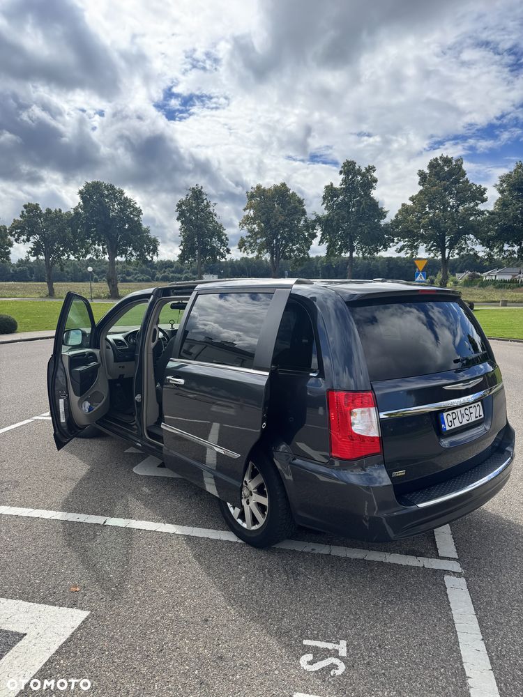 Chrysler Town & Country 3.6 Limited - 13