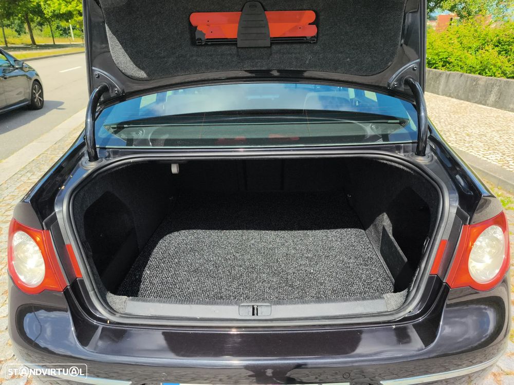 VW Passat 2.0 TDI Trendline BlueMotion - 23
