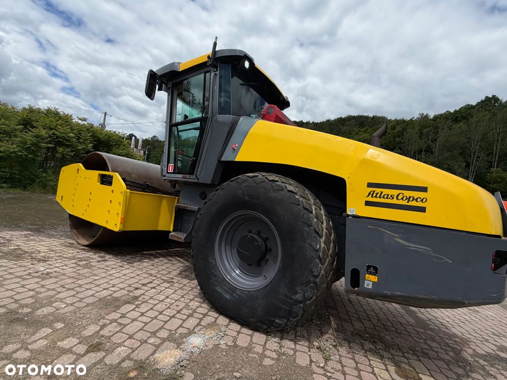 Atlas Copco DYNAPAC CA3500D Walec Drogowy Terenowy Guma-Stal. 12 ton. Import Norwegia 2015rok. Maszyna w pięknym stanie! Wentylacja Klima. Serwisy w Dekra AKTUALNE. Zero zniszczeń IGŁA Po serwisach eksploatacyjnych w Norwegii. Walec z Upadłości od pierwszego właściciela. Posiada system przeciwpożarowy! Obrotowy fotel wraz ze sterowaniem. Gniazdo 230volt. Dokumenty Dekra! Silnik Cummins 140Km. Nagłośnienie radio na pilot! Usb. Zero luzów i wycieków! - 36
