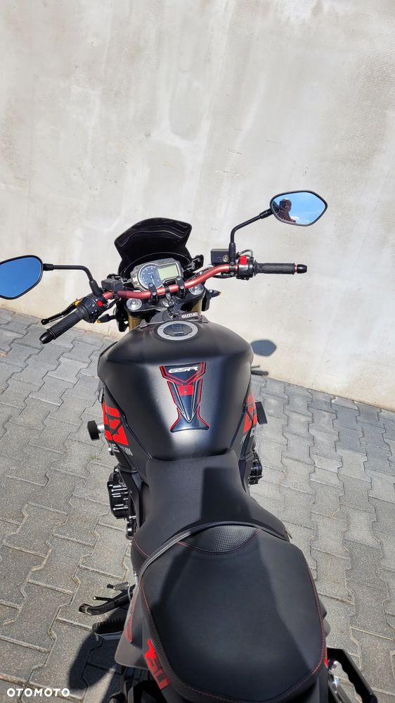 Suzuki GSR - 4