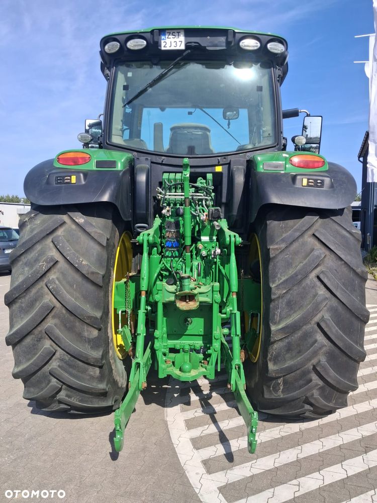 John Deere 6215R - 8