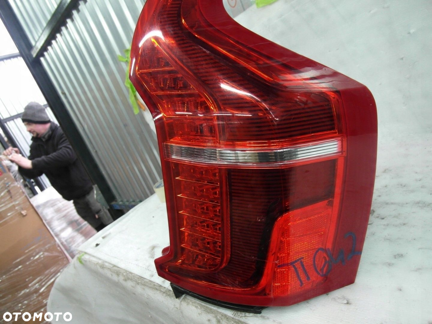 VOLVO XC90 II BDB EUROPA  WSZYSTKO ŚWIECI LAMPA TYLNA PRAWA - 4