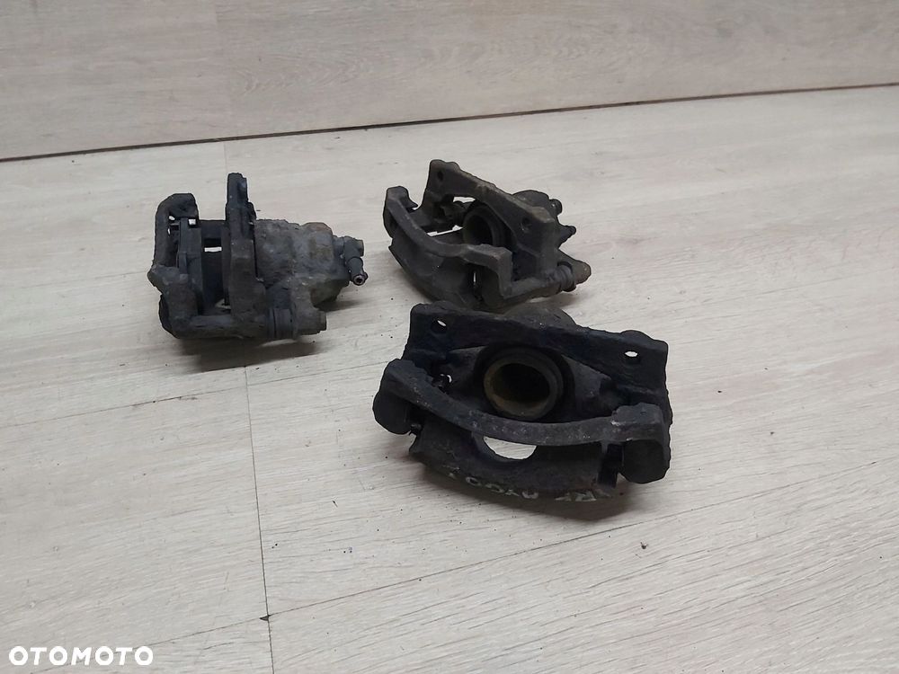 Toyota AYGO I 05-13 zacisk prawy przód jarzmo prawe - 3