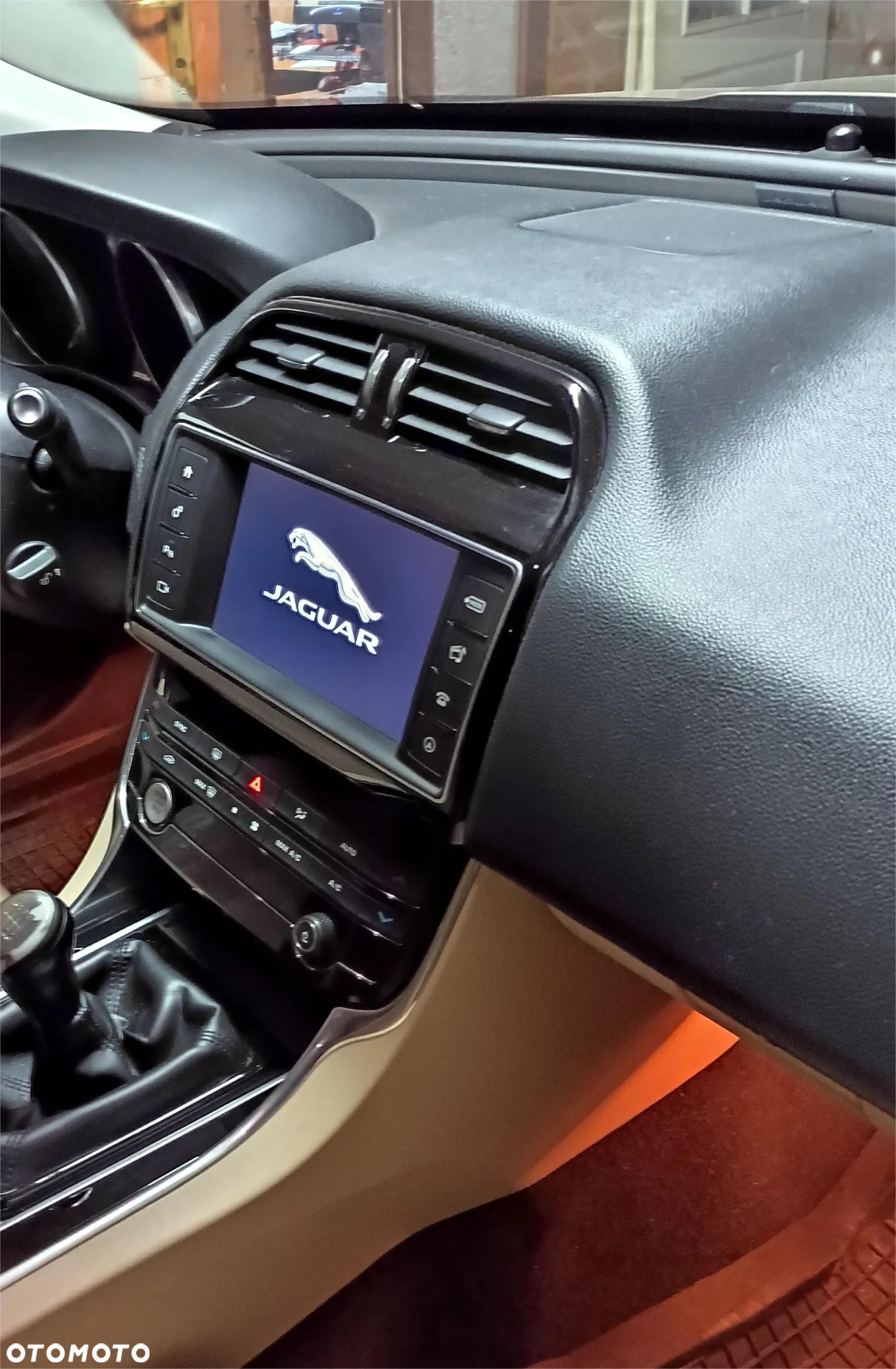 Jaguar XE - 6