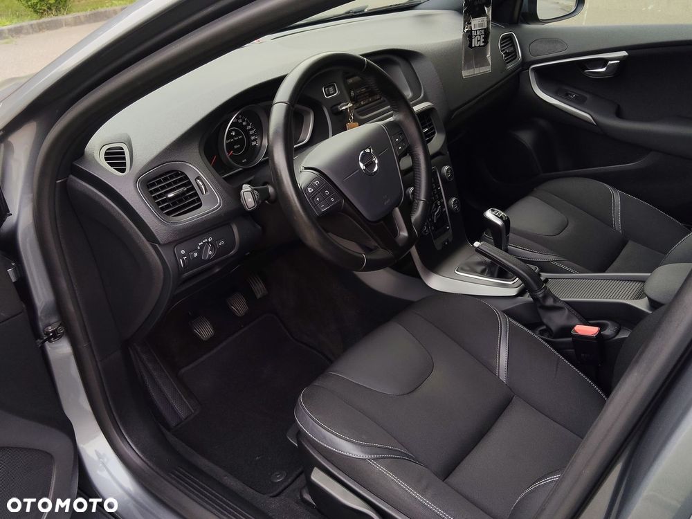 Volvo V40 T2 Momentum - 24