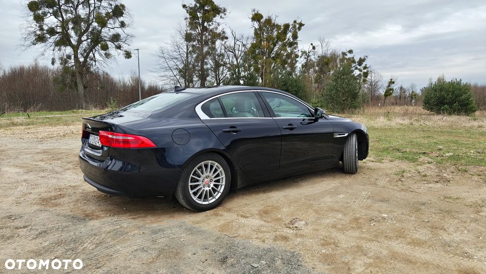 Jaguar XE 2.0 D Prestige - 4