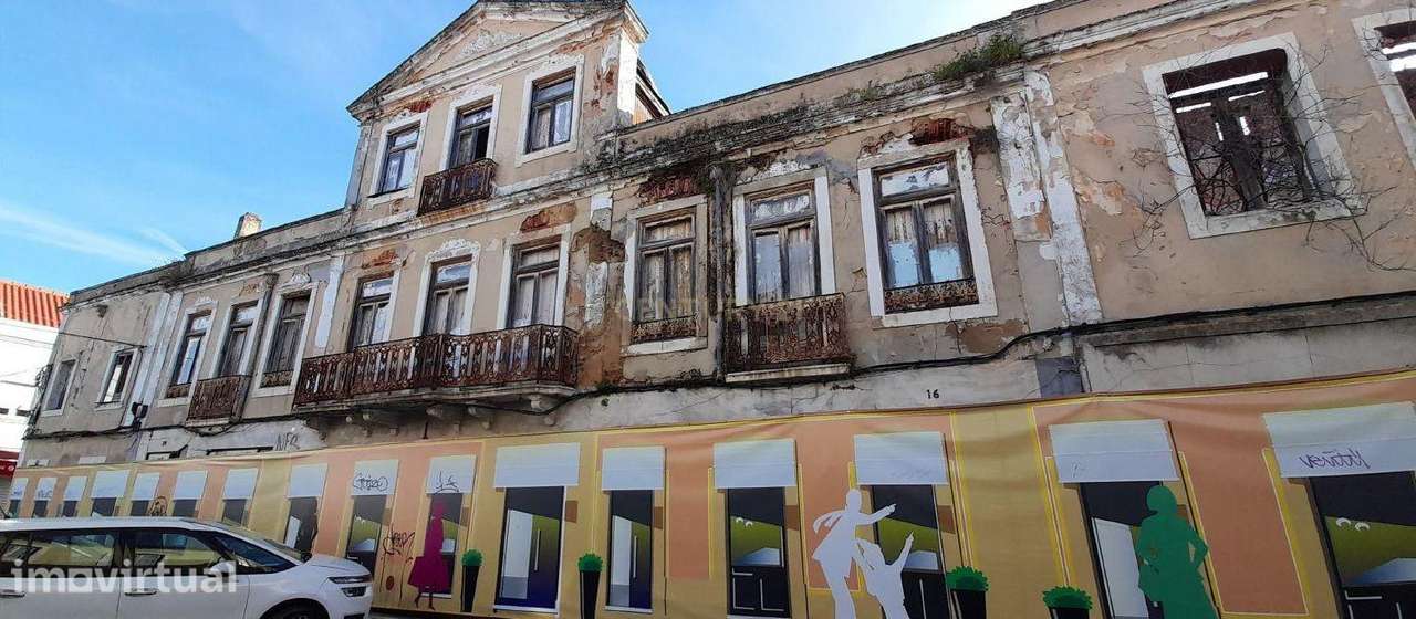 Conjunto de 5 prédios urbanos devolutos, localizados em plena zona his - Grande imagem: 4/5