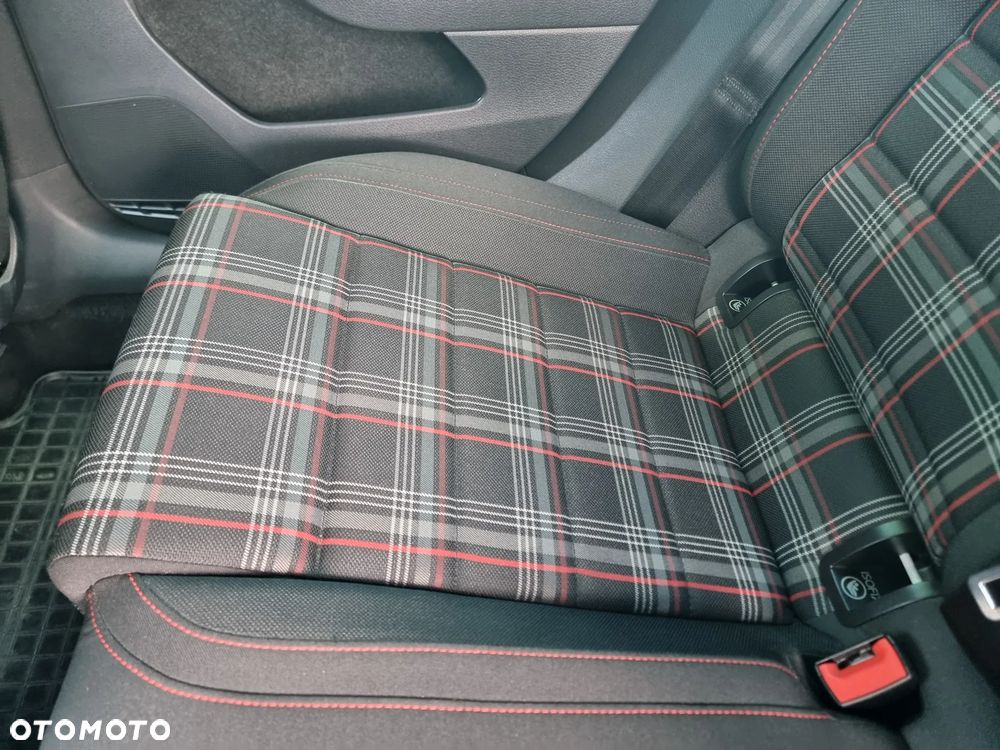 Volkswagen Golf - 23