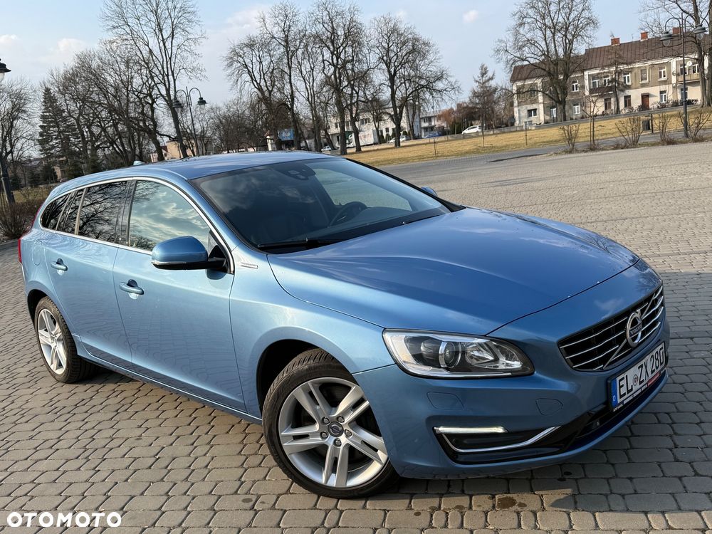 Volvo V60 D6 AWD Plug-in Hybrid Momentum - 3