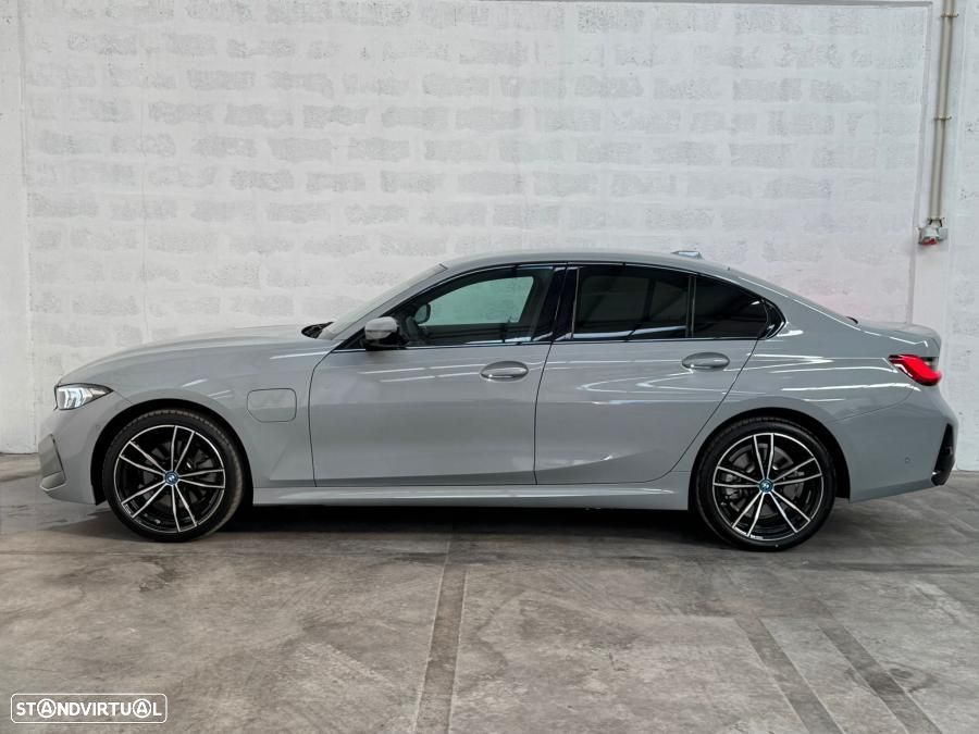 BMW 330 e Touring Pack Desportivo M Auto - 9