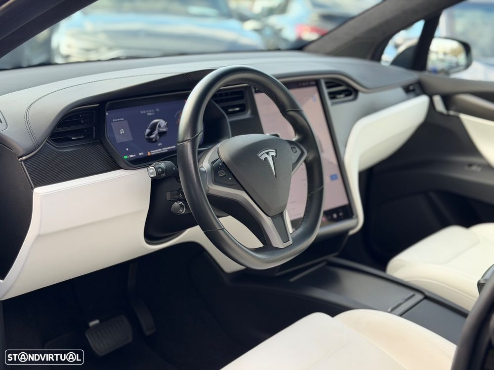 Tesla Model X - 13