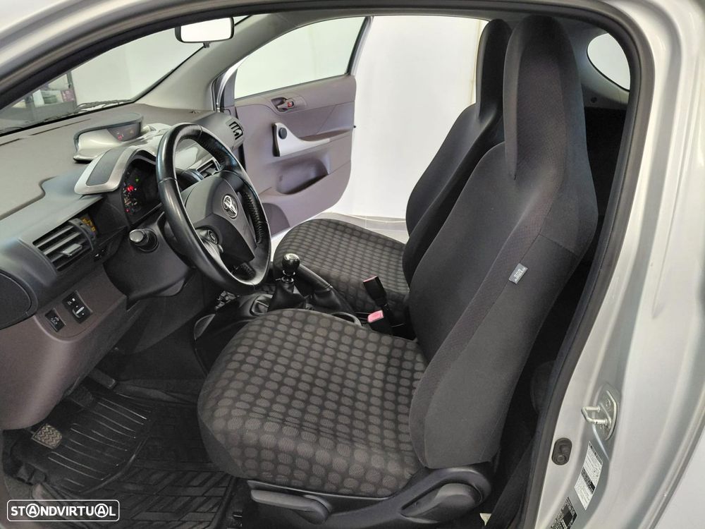 Toyota iQ 1.0 VVT-i - 27