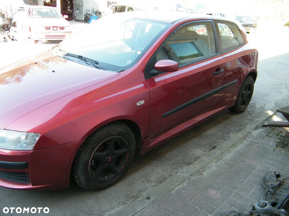Fiat Stilo ABARTH (01-06r.) 1.4B 95KM.Silnik 843A1000 Skrzynia. Cały na części GWARANCJA !!!!  Przód Tył Zestaw Komplet Drzwi Klapa Zderzak Błotnik Maska Grill Atrapa Szyba Pas Lampa Lusterko Boczki Fotel Kanapa Kokpit Deska Rozdzielcza Przełącznik Włącznik Sterownik Przewody Wiązka Instalacja Moduł Komputer Czujnik Listwa Pompa Alternator Wtryski Głowica Rozrusznik Kompresor Sprzęgło Dwumas Silnik Skrzynia ABS Klimatyzacji Paliwa Wspomagania Kolektor Turbina Przepustnica Zawór Chłodnica Koło Hak Belka Sanki Zawieszenie Mcpherson Półoś Amortyzator Wydech Tłumik Zacisk Most - 4