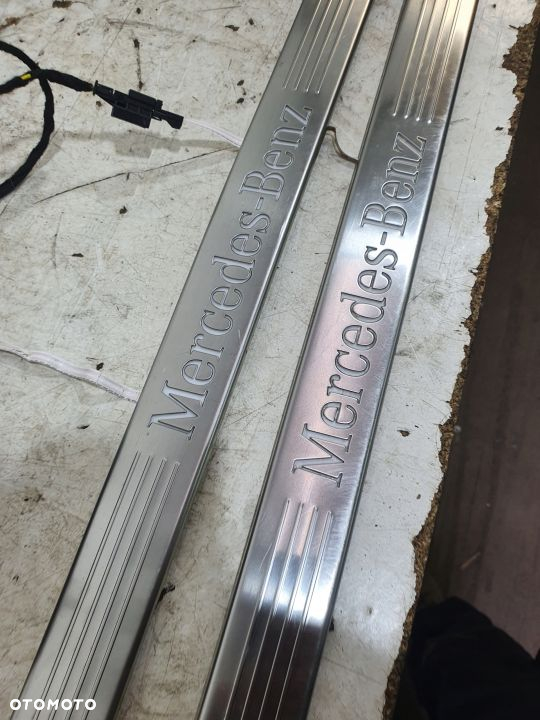 NAKLADKA LISTWA PROGOWA LED MERCEDES B W246 L R ORYGINAL DEMONTAZ - 2