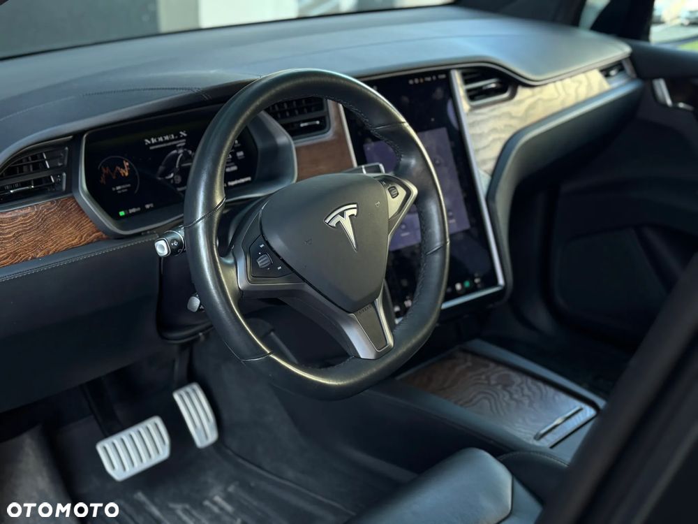 Tesla Model X - 12