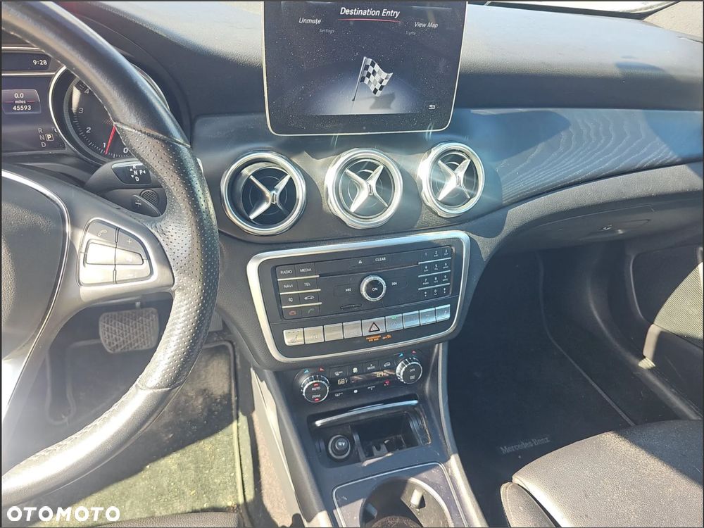 Mercedes-Benz GLA 250 4Matic 7G-DCT - 9