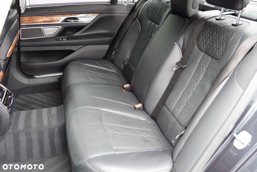 BMW Seria 7 750Li xDrive - 34