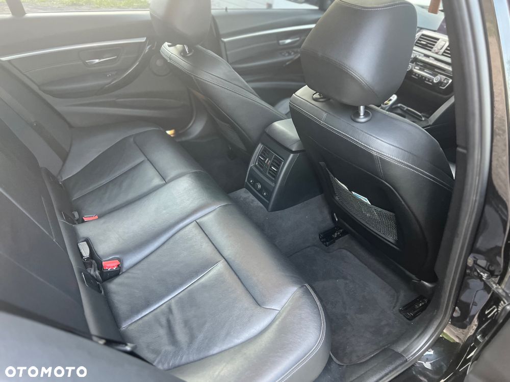 BMW Seria 3 330i xDrive Edition M Sport Shadow - 28