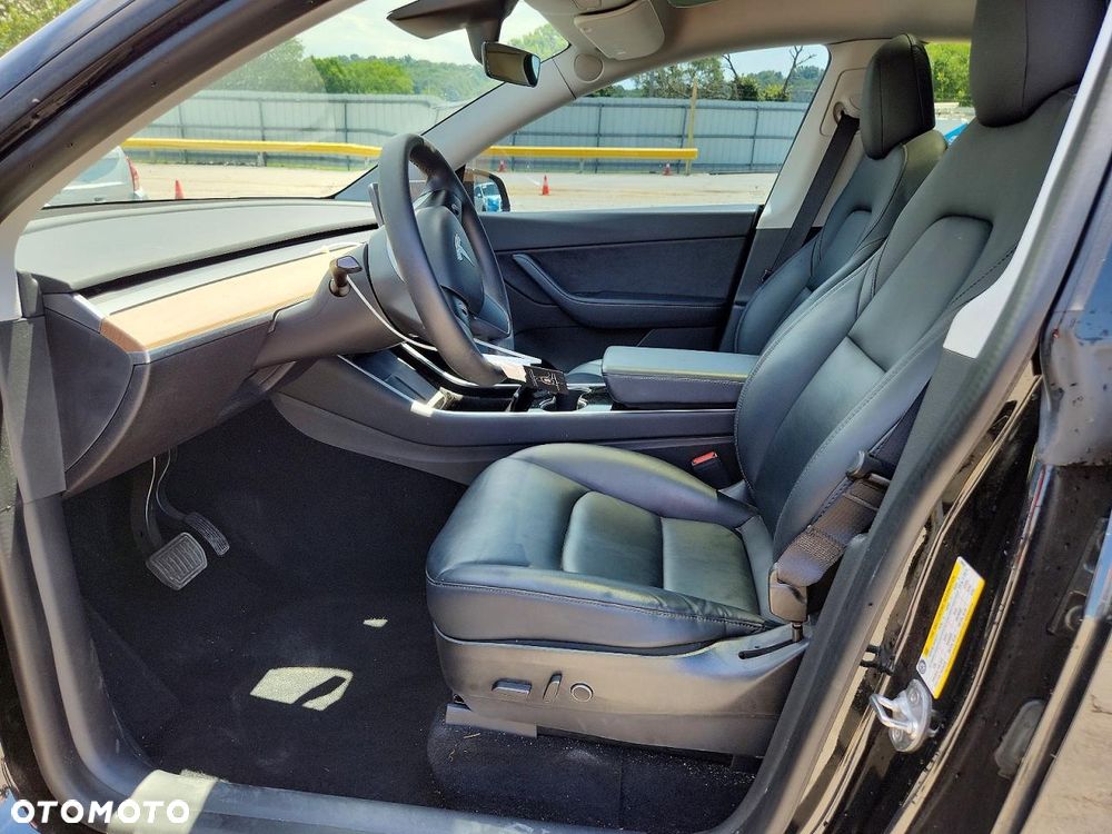 Tesla Model Y - 8