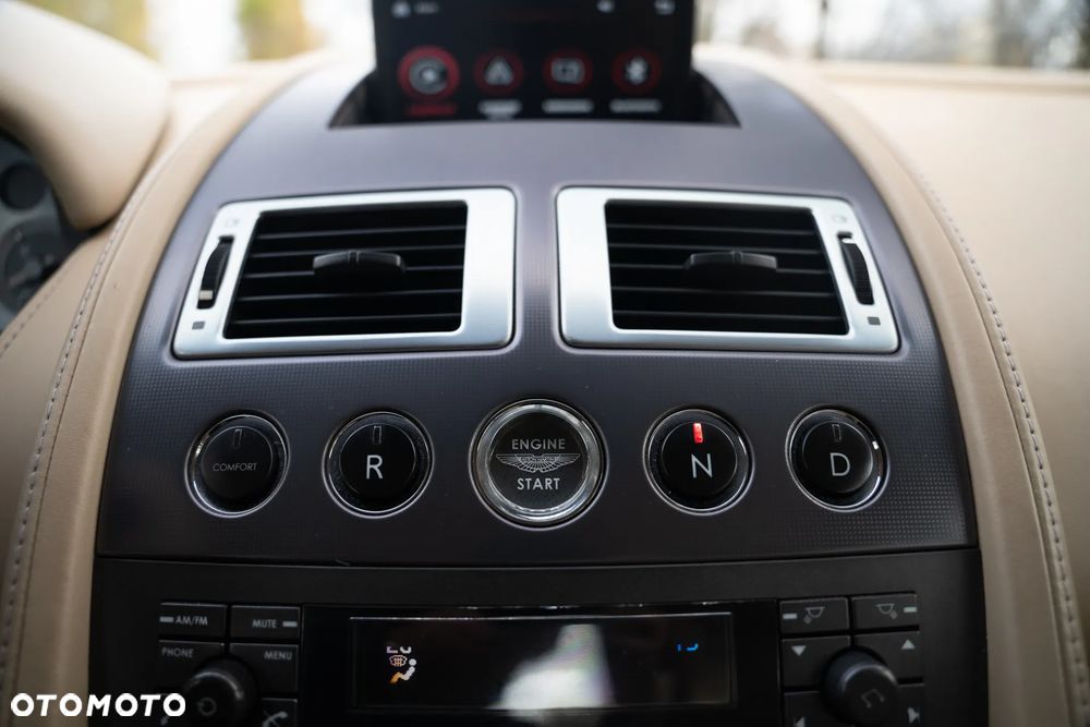 Aston Martin V8 Vantage - 16