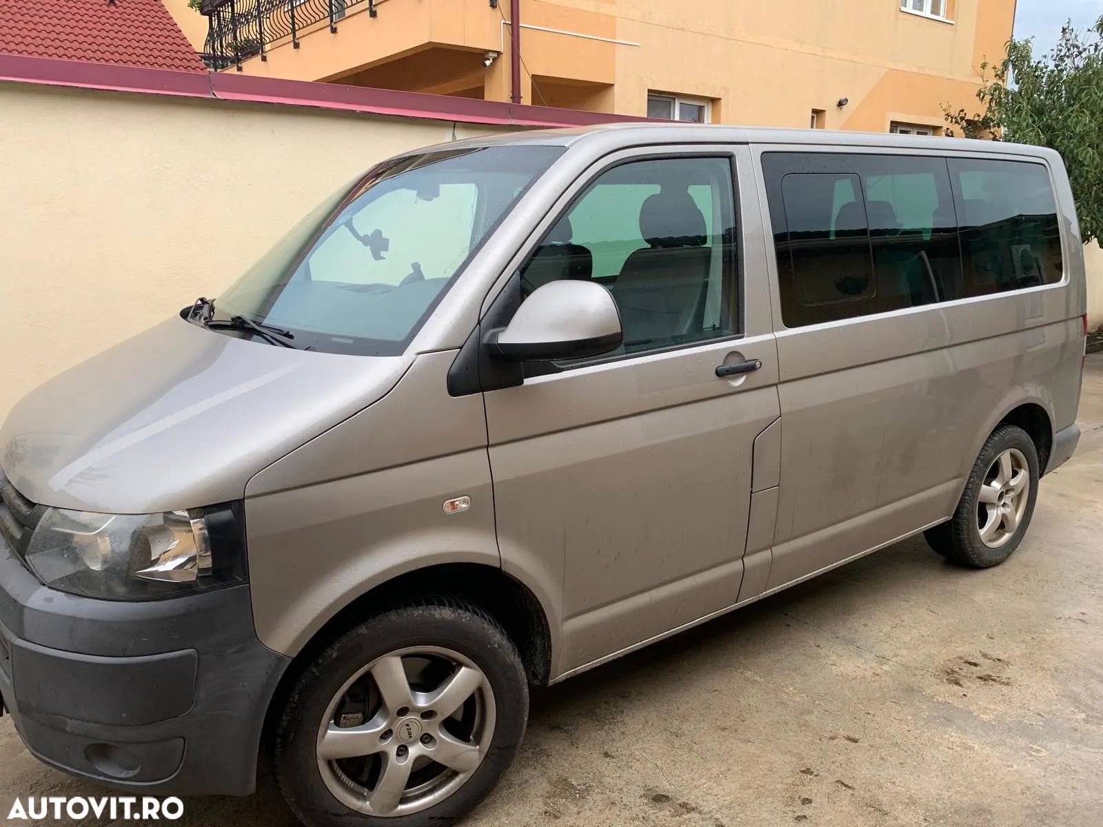 Volkswagen Caravelle - 1