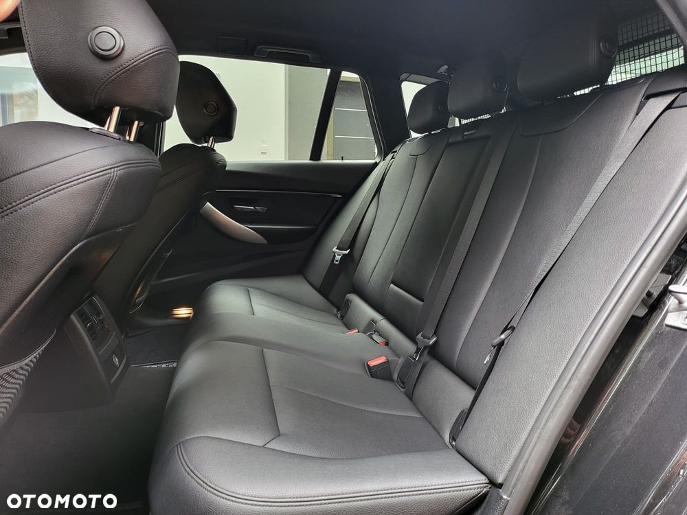 BMW Seria 3 316d M Sport Shadow - 32